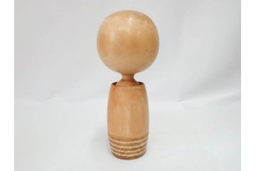 内閣総理大臣賞受賞作家　狩野千代松　創作こけし　「静心」　高さ (大)約32cm/(小)約23.5cm　無垢な表情が可愛らしいこけし2点セット(郷土人形玩具、伝統工芸、民芸品、置物、ディスプレイ、木彫　木製)(R-079508)