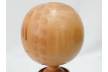 内閣総理大臣賞受賞作家　狩野千代松　創作こけし　「静心」　高さ (大)約32cm/(小)約23.5cm　無垢な表情が可愛らしいこけし2点セット(郷土人形玩具、伝統工芸、民芸品、置物、ディスプレイ、木彫　木製)(R-079508)