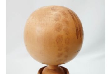 内閣総理大臣賞受賞作家　狩野千代松　創作こけし　「静心」　高さ (大)約32cm/(小)約23.5cm　無垢な表情が可愛らしいこけし2点セット(郷土人形玩具、伝統工芸、民芸品、置物、ディスプレイ、木彫　木製)(R-079508)