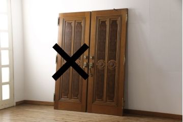 中古　特注品　クラシカルで重厚感のある佇まいが魅力的なドア1枚(木製扉、建具)(R-079512)
