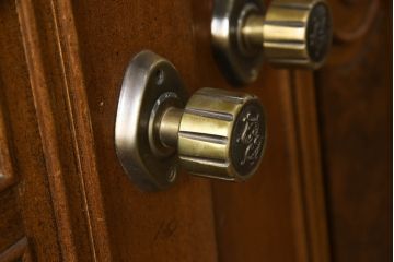 中古　特注品　クラシカルで重厚感のある佇まいが魅力的なドア1枚(木製扉、建具)(R-079512)
