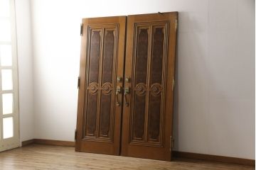 中古　特注品　クラシカルで重厚感のある佇まいが魅力的なドア1枚(木製扉、建具)(R-079512)