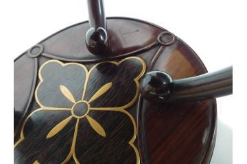 時代物　花菱蒔絵　お部屋を上品に演出する紫檀七宝式中央卓(唐木、家紋、花台、ミニテーブル、飾り台、木製、漆、共箱付き)(R-079514)