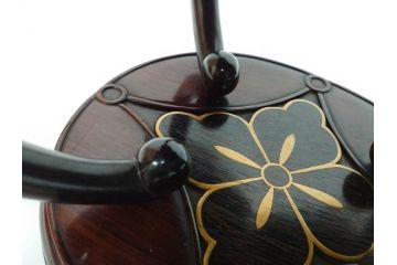 時代物　花菱蒔絵　お部屋を上品に演出する紫檀七宝式中央卓(唐木、家紋、花台、ミニテーブル、飾り台、木製、漆、共箱付き)(R-079514)