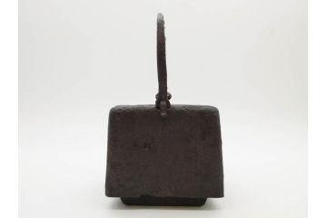 松寿堂　斑紫銅蓋　菊文　歴史を重ねた味わい深い四方鉄瓶(花、湯沸、湯瓶、茶道具、茶器、共箱付き)(R-079519)