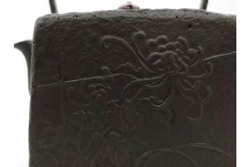 松寿堂　斑紫銅蓋　菊文　歴史を重ねた味わい深い四方鉄瓶(花、湯沸、湯瓶、茶道具、茶器、共箱付き)(R-079519)