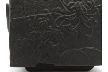 松寿堂　斑紫銅蓋　菊文　歴史を重ねた味わい深い四方鉄瓶(花、湯沸、湯瓶、茶道具、茶器、共箱付き)(R-079519)
