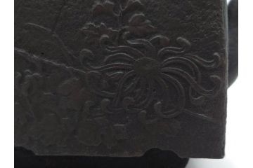 松寿堂　斑紫銅蓋　菊文　歴史を重ねた味わい深い四方鉄瓶(花、湯沸、湯瓶、茶道具、茶器、共箱付き)(R-079519)