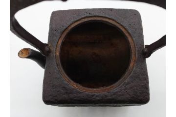 松寿堂　斑紫銅蓋　菊文　歴史を重ねた味わい深い四方鉄瓶(花、湯沸、湯瓶、茶道具、茶器、共箱付き)(R-079519)
