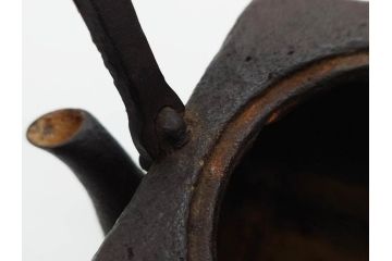 松寿堂　斑紫銅蓋　菊文　歴史を重ねた味わい深い四方鉄瓶(花、湯沸、湯瓶、茶道具、茶器、共箱付き)(R-079519)