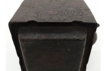 松寿堂　斑紫銅蓋　菊文　歴史を重ねた味わい深い四方鉄瓶(花、湯沸、湯瓶、茶道具、茶器、共箱付き)(R-079519)
