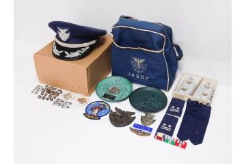 佐官 二佐　制帽　肩章　リュックサック　メダル　階級章　ボタン　部隊章(徽章)　記念章　航空自衛隊まとめてセット(JASDF、防衛記念章、中佐、正帽、ミリタリー、儀礼、装備、制服用)(R-079521)
