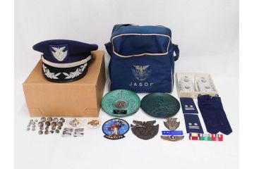 佐官 二佐　制帽　肩章　リュックサック　メダル　階級章　ボタン　部隊章(徽章)　記念章　航空自衛隊まとめてセット(JASDF、防衛記念章、中佐、正帽、ミリタリー、儀礼、装備、制服用)(R-079521)