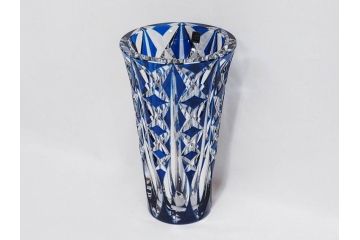 フランス　Saint Louis(サンルイ)　クリスタルガラス　青被せ　高さ 約30cm　キラリと輝くカッティングが見事なフラワーベース(花瓶、花生、花入、花器、カットガラス)(R-079522)