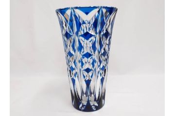 フランス　Saint Louis(サンルイ)　クリスタルガラス　青被せ　高さ 約30cm　キラリと輝くカッティングが見事なフラワーベース(花瓶、花生、花入、花器、カットガラス)(R-079522)