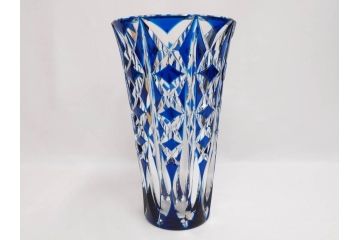 フランス　Saint Louis(サンルイ)　クリスタルガラス　青被せ　高さ 約30cm　キラリと輝くカッティングが見事なフラワーベース(花瓶、花生、花入、花器、カットガラス)(R-079522)