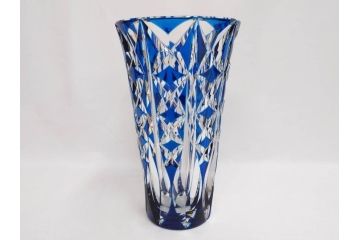 フランス　Saint Louis(サンルイ)　クリスタルガラス　青被せ　高さ 約30cm　キラリと輝くカッティングが見事なフラワーベース(花瓶、花生、花入、花器、カットガラス)(R-079522)