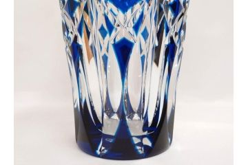 フランス　Saint Louis(サンルイ)　クリスタルガラス　青被せ　高さ 約30cm　キラリと輝くカッティングが見事なフラワーベース(花瓶、花生、花入、花器、カットガラス)(R-079522)