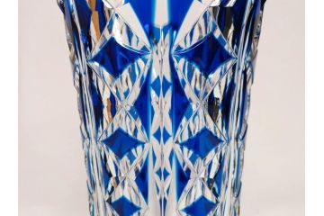 フランス　Saint Louis(サンルイ)　クリスタルガラス　青被せ　高さ 約30cm　キラリと輝くカッティングが見事なフラワーベース(花瓶、花生、花入、花器、カットガラス)(R-079522)
