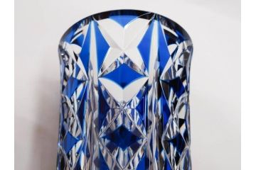 フランス　Saint Louis(サンルイ)　クリスタルガラス　青被せ　高さ 約30cm　キラリと輝くカッティングが見事なフラワーベース(花瓶、花生、花入、花器、カットガラス)(R-079522)