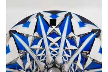 フランス　Saint Louis(サンルイ)　クリスタルガラス　青被せ　高さ 約30cm　キラリと輝くカッティングが見事なフラワーベース(花瓶、花生、花入、花器、カットガラス)(R-079522)