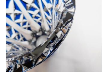 フランス　Saint Louis(サンルイ)　クリスタルガラス　青被せ　高さ 約30cm　キラリと輝くカッティングが見事なフラワーベース(花瓶、花生、花入、花器、カットガラス)(R-079522)