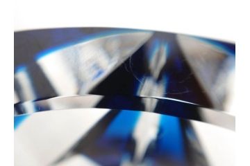 フランス　Saint Louis(サンルイ)　クリスタルガラス　青被せ　高さ 約30cm　キラリと輝くカッティングが見事なフラワーベース(花瓶、花生、花入、花器、カットガラス)(R-079522)