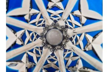 フランス　Saint Louis(サンルイ)　クリスタルガラス　青被せ　高さ 約30cm　キラリと輝くカッティングが見事なフラワーベース(花瓶、花生、花入、花器、カットガラス)(R-079522)