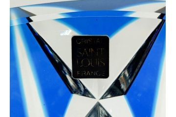 フランス　Saint Louis(サンルイ)　クリスタルガラス　青被せ　高さ 約30cm　キラリと輝くカッティングが見事なフラワーベース(花瓶、花生、花入、花器、カットガラス)(R-079522)