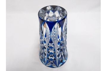 フランス　Saint Louis(サンルイ)　クリスタルガラス　青被せ　高さ 約30cm　キラリと輝くカッティングが見事なフラワーベース(花瓶、花生、花入、花器、カットガラス)(R-079522)