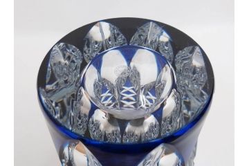 フランス　Saint Louis(サンルイ)　クリスタルガラス　青被せ　高さ 約30cm　キラリと輝くカッティングが見事なフラワーベース(花瓶、花生、花入、花器、カットガラス)(R-079522)