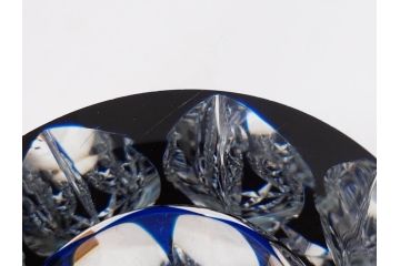 フランス　Saint Louis(サンルイ)　クリスタルガラス　青被せ　高さ 約30cm　キラリと輝くカッティングが見事なフラワーベース(花瓶、花生、花入、花器、カットガラス)(R-079522)