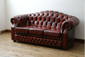 中古　イギリスハンドメイド　DISTINCTIVE CHESTERFIELDS(ディスティンクティブ・チェスターフィールド)　BUCKINGHAM(バッキンガム)　本革(レザー)　アーチ形の背もたれが印象的な3シーターチェスターフィールドソファ(三人掛け、3P、アームソファ、英国)(R-079523)