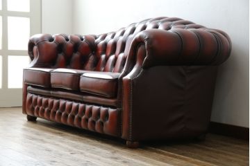 中古　イギリスハンドメイド　DISTINCTIVE CHESTERFIELDS(ディスティンクティブ・チェスターフィールド)　BUCKINGHAM(バッキンガム)　本革(レザー)　アーチ形の背もたれが印象的な3シーターチェスターフィールドソファ(三人掛け、3P、アームソファ、英国)(R-079523)