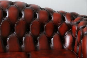 中古　イギリスハンドメイド　DISTINCTIVE CHESTERFIELDS(ディスティンクティブ・チェスターフィールド)　BUCKINGHAM(バッキンガム)　本革(レザー)　アーチ形の背もたれが印象的な3シーターチェスターフィールドソファ(三人掛け、3P、アームソファ、英国)(R-079523)