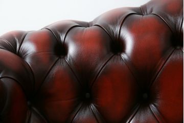 中古　イギリスハンドメイド　DISTINCTIVE CHESTERFIELDS(ディスティンクティブ・チェスターフィールド)　BUCKINGHAM(バッキンガム)　本革(レザー)　アーチ形の背もたれが印象的な3シーターチェスターフィールドソファ(三人掛け、3P、アームソファ、英国)(R-079523)
