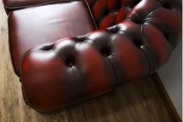 中古　イギリスハンドメイド　DISTINCTIVE CHESTERFIELDS(ディスティンクティブ・チェスターフィールド)　BUCKINGHAM(バッキンガム)　本革(レザー)　アーチ形の背もたれが印象的な3シーターチェスターフィールドソファ(三人掛け、3P、アームソファ、英国)(R-079523)
