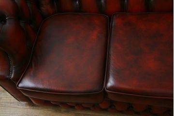 中古　イギリスハンドメイド　DISTINCTIVE CHESTERFIELDS(ディスティンクティブ・チェスターフィールド)　BUCKINGHAM(バッキンガム)　本革(レザー)　アーチ形の背もたれが印象的な3シーターチェスターフィールドソファ(三人掛け、3P、アームソファ、英国)(R-079523)