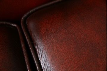 中古　イギリスハンドメイド　DISTINCTIVE CHESTERFIELDS(ディスティンクティブ・チェスターフィールド)　BUCKINGHAM(バッキンガム)　本革(レザー)　アーチ形の背もたれが印象的な3シーターチェスターフィールドソファ(三人掛け、3P、アームソファ、英国)(R-079523)