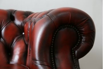 中古　イギリスハンドメイド　DISTINCTIVE CHESTERFIELDS(ディスティンクティブ・チェスターフィールド)　BUCKINGHAM(バッキンガム)　本革(レザー)　アーチ形の背もたれが印象的な3シーターチェスターフィールドソファ(三人掛け、3P、アームソファ、英国)(R-079523)