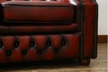 中古　イギリスハンドメイド　DISTINCTIVE CHESTERFIELDS(ディスティンクティブ・チェスターフィールド)　BUCKINGHAM(バッキンガム)　本革(レザー)　アーチ形の背もたれが印象的な3シーターチェスターフィールドソファ(三人掛け、3P、アームソファ、英国)(R-079523)