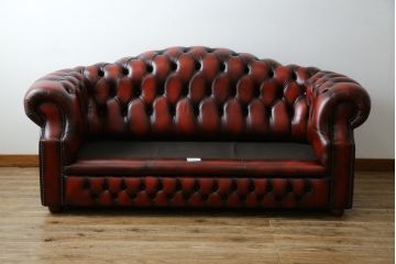 中古　イギリスハンドメイド　DISTINCTIVE CHESTERFIELDS(ディスティンクティブ・チェスターフィールド)　BUCKINGHAM(バッキンガム)　本革(レザー)　アーチ形の背もたれが印象的な3シーターチェスターフィールドソファ(三人掛け、3P、アームソファ、英国)(R-079523)