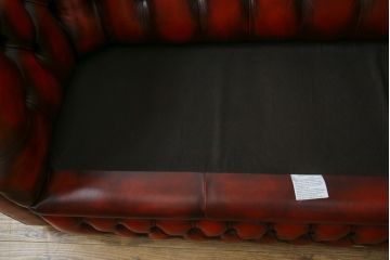 中古　イギリスハンドメイド　DISTINCTIVE CHESTERFIELDS(ディスティンクティブ・チェスターフィールド)　BUCKINGHAM(バッキンガム)　本革(レザー)　アーチ形の背もたれが印象的な3シーターチェスターフィールドソファ(三人掛け、3P、アームソファ、英国)(R-079523)