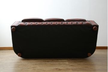 中古　イギリスハンドメイド　DISTINCTIVE CHESTERFIELDS(ディスティンクティブ・チェスターフィールド)　BUCKINGHAM(バッキンガム)　本革(レザー)　アーチ形の背もたれが印象的な3シーターチェスターフィールドソファ(三人掛け、3P、アームソファ、英国)(R-079523)