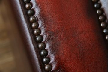 中古　イギリスハンドメイド　DISTINCTIVE CHESTERFIELDS(ディスティンクティブ・チェスターフィールド)　BUCKINGHAM(バッキンガム)　本革(レザー)　アーチ形の背もたれが印象的な3シーターチェスターフィールドソファ(三人掛け、3P、アームソファ、英国)(R-079523)