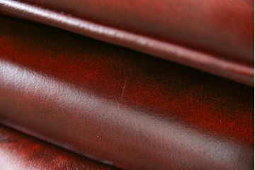 中古　イギリスハンドメイド　DISTINCTIVE CHESTERFIELDS(ディスティンクティブ・チェスターフィールド)　BUCKINGHAM(バッキンガム)　本革(レザー)　アーチ形の背もたれが印象的な3シーターチェスターフィールドソファ(三人掛け、3P、アームソファ、英国)(R-079523)