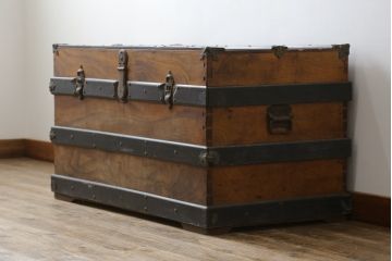 和製アンティーク　楠の木(クスノキ)材　男前インテリアにもおすすめの無骨さがかっこいい船トランク(舟トランク、ブランケットボックス、トランクテーブル、センターテーブル、ローテーブル、サイドテーブル、ディスプレイ雑貨、収納箱、店舗什器)(R-079524)