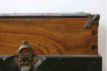 和製アンティーク　楠の木(クスノキ)材　男前インテリアにもおすすめの無骨さがかっこいい船トランク(舟トランク、ブランケットボックス、トランクテーブル、センターテーブル、ローテーブル、サイドテーブル、ディスプレイ雑貨、収納箱、店舗什器)(R-079524)