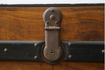 和製アンティーク　楠の木(クスノキ)材　男前インテリアにもおすすめの無骨さがかっこいい船トランク(舟トランク、ブランケットボックス、トランクテーブル、センターテーブル、ローテーブル、サイドテーブル、ディスプレイ雑貨、収納箱、店舗什器)(R-079524)