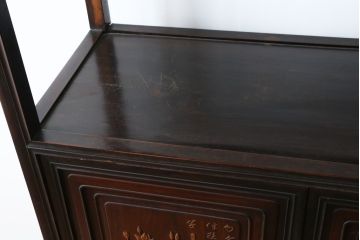 アジアンアンティーク　紫檀(シタン)材　唐物　古玩　彫刻が見事な飾り棚(茶棚、収納棚、戸棚、サイドキャビネット、靴箱、中国)(R-079525)